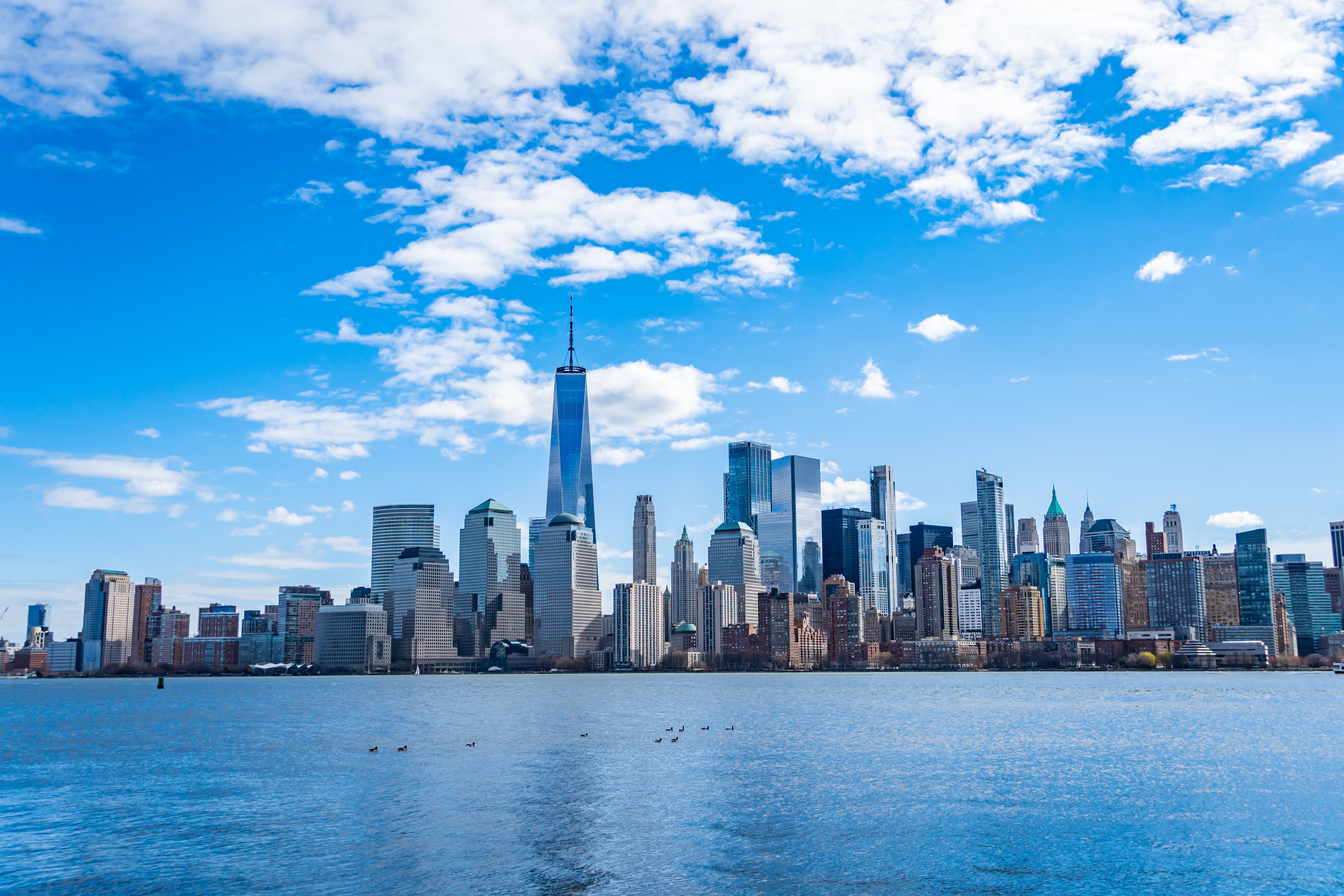 Panoramic view of Manhattan skyline with One World Trade Center from across the Hudson River